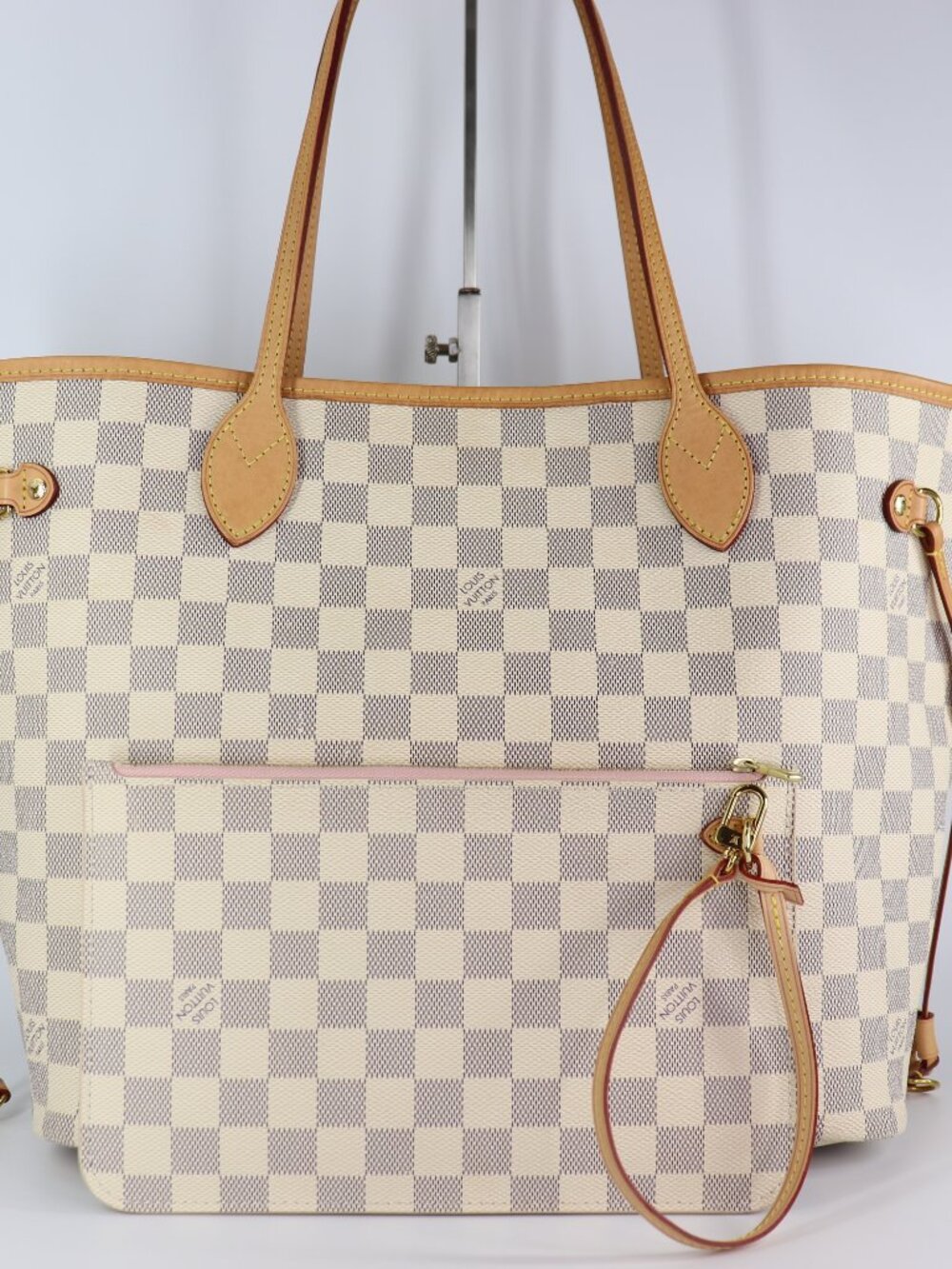 Brand: Louis Vuitton  Condition: Very Good- scratches, wrinkles, corner wear, cr